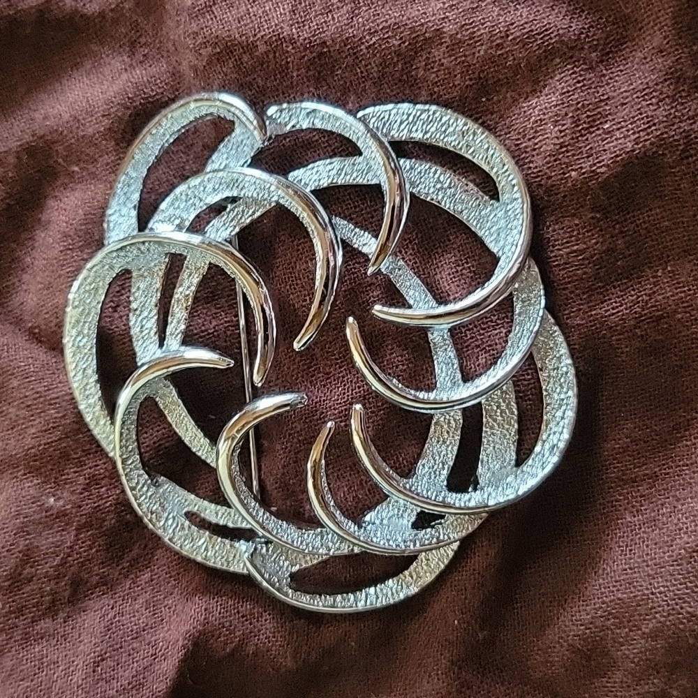 VTG Sarah Coventry tailored swirl 1960's brooch
